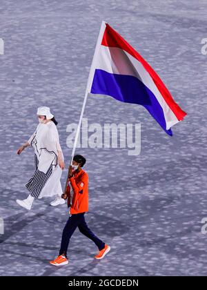 Tokio, Japan. August 2021. TOKIO, JAPAN - 8. AUGUST: Sifan Hassan aus den Niederlanden mit der Flagge der Niederlande während der Abschlusszeremonie der Olympischen Spiele 2020 in Tokio am 8. August 2021 im Olympiastadion (Foto von Pim Waslander/Orange Picics) NOCNSF ATLETIEKUNIE Credit: Orange Pics BV/Alamy Live News Stockfoto