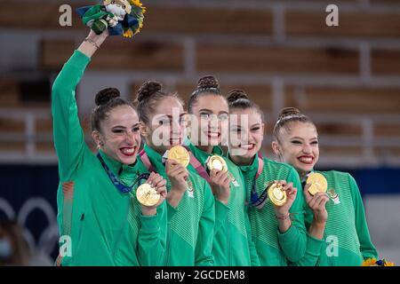 Tokio, Japan. August 2021. Die Olympiasieger aus Bulgarien (BUL) zeigen stolz ihre Goldmedaillen; Siegerehrung, 1. Platz, Gold; rhythmische Gymnastik/Gruppe, Am 08.08.2021; Olympische Sommerspiele 2020, ab 23.07. - 08.08.2021 in Tokio/Japan. Kredit: dpa/Alamy Live Nachrichten Stockfoto