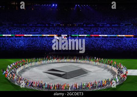 Toyko, Japan. August 2021. Alle Flaggen-Inhaber betraten das Stadion während der Abschlusszeremonie der Olympischen Spiele 2020 in Tokio, Japan. Kredit: SPP Sport Pressefoto. /Alamy Live News Stockfoto