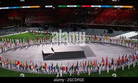 Tokio, Japan. August 2021. Fahnenträger werden während der Abschlusszeremonie der Olympischen Spiele 2020 in Tokio, Japan, am 8. August 2021 gesehen. Quelle: Li Gang/Xinhua/Alamy Live News Stockfoto