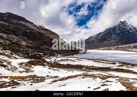 Schneedeckenberge mit gefrorenem See und hellblauem Himmel am Morgen aus flachem Winkel aufgenommen am sela tawang arunachal pradesh india. Stockfoto