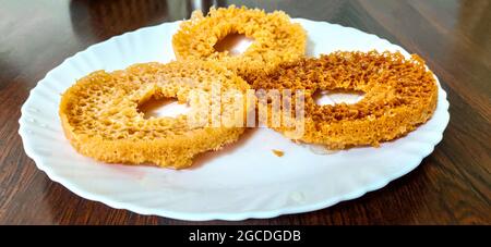 Beliebte und traditionelle indische Rajasthani süße Dessert genannt Ghevar oder Ghewar Stockfoto