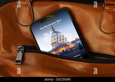 The Washington Post auf dem Apple iPhone 12 Pro Max. US-amerikanische Zeitung mit Sitz in Washington, D.C., WP-Logo auf dem Smartphone-Display. Business Bag. Stockfoto