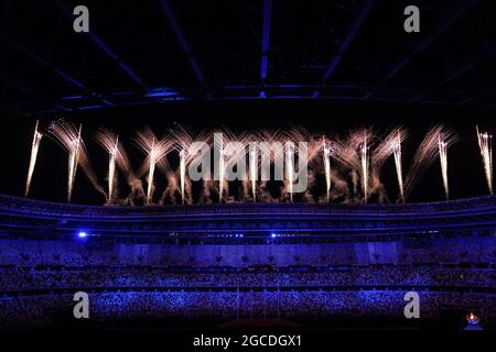 Toyko, Japan. August 2021. Feuerwerk während der Abschlussfeier der Olympischen Spiele 2020 in Tokio im Olympiastadion in Tokio, Japan. Kredit: SPP Sport Pressefoto. /Alamy Live News Stockfoto