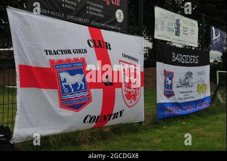 Felixstowe, Großbritannien. August 2021. Banner der Stadt Ipswich während der Freundschaftstreffen zwischen Ipswich Town und Wolverhampton Wanderers im Goldstar Ground-Felixstowe-England Quelle: SPP Sport Pressefoto. /Alamy Live News Stockfoto