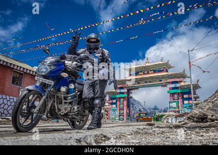 Junge Mädchen Fahrrad ridder mit ihrem geladenen Fahrrad am Bergpass am Tag aus dem niedrigen Winkel Bild wird am sela-Pass tawang arunachal pradesh indien am April aufgenommen Stockfoto