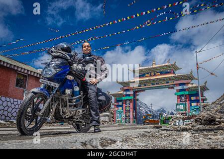 Junger Mann Fahrrad ridder mit seinem geladenen Fahrrad am Bergpass am Tag aus dem niedrigen Winkel Bild aufgenommen sela Pass tawang arunachal pradesh indien am 08. April Stockfoto