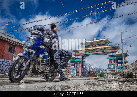 Junger Mann Fahrrad ridder mit seinem geladenen Fahrrad am Bergpass am Tag aus dem niedrigen Winkel Bild aufgenommen sela Pass tawang arunachal pradesh indien am 08. April Stockfoto