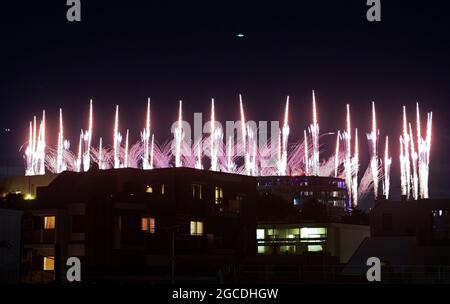 (210808) -- TOKIO, 8. August 2021 (Xinhua) -- Feuerwerk explodiert während der Abschlusszeremonie der Olympischen Spiele 2020 in Tokio, Japan, 8. August 2021. (Xinhua/Du Yu) Stockfoto