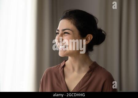 Lächelnde indische Frau schauen in der Ferne träumen Stockfoto