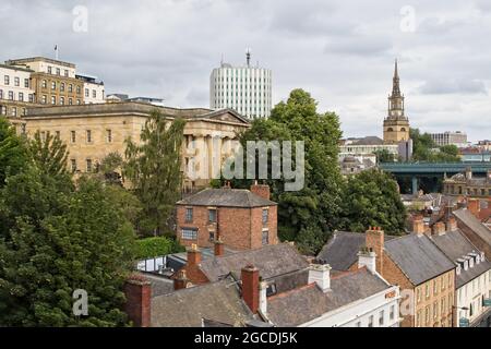 Eine Skyline von Newcastle City mit der Moot Hall und All Saints Church, aufgenommen von der High Level Bridge in Tyne and Wear. Stockfoto