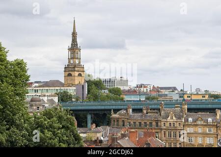 Eine Skyline von Newcastle City mit der All Saints Church, aufgenommen von der High Level Bridge in Tyne and Wear. Stockfoto