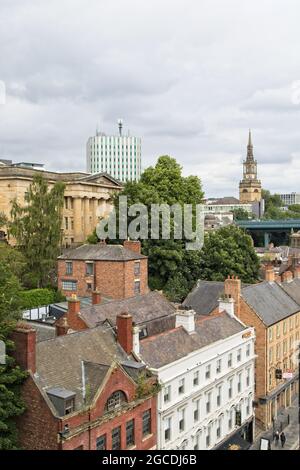 Eine Skyline von Newcastle City mit der Moot Hall und All Saints Church, aufgenommen von der High Level Bridge in Tyne and Wear. Stockfoto