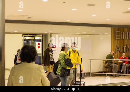 Passagiere mit Masken kommen während der Covid19-Pandemie in Irland am Flughafen Dublin, Terminal 1 an. Stockfoto