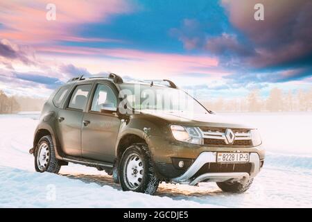 Auto Renault Duster Oder Dacia Duster Suv Geparkt Auf Winter Snowy Feld Bei Sonnenuntergang Dawn Sonnenaufgang. Stockfoto