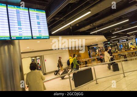 Passagiere mit Masken kommen während der Covid19-Pandemie in Irland am Flughafen Dublin, Terminal 1 an. Stockfoto