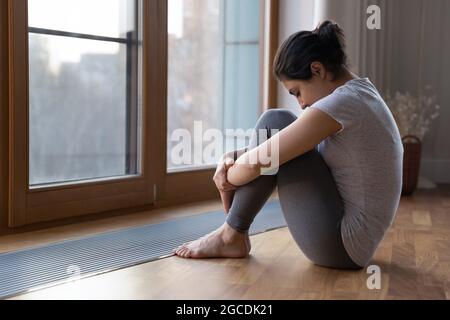 Unglückliche Inderin fühlt sich zu Hause beunruhigt Stockfoto