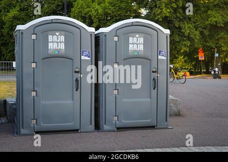 Zwei tragbare Bajamaja-Toiletten, barrierefrei, rollstuhlgerecht oder behindertengerecht. Helsinki, Finnland. 7. August 2021. Stockfoto