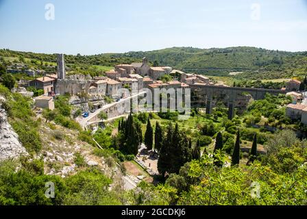 Das mittelalterliche Dorf Minerve und seine malerische Lage auf einer steilen Klippe im Cesse-Tal. Stockfoto