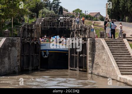 Schulausflug auf einem alten Flussschiff in den Treppenschlössern von Fonseranes am Canal du Midi Stockfoto