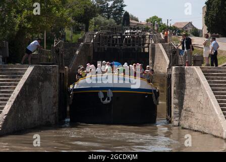 Schulausflug auf einem alten Flussschiff in den Treppenschlössern von Fonseranes am Canal du Midi Stockfoto