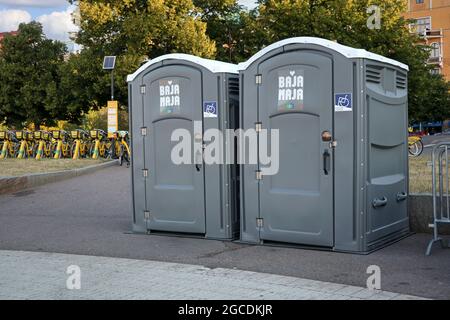 Zwei tragbare Bajamaja-Toiletten, barrierefrei, rollstuhlgerecht oder behindertengerecht. Helsinki, Finnland. 7. August 2021. Stockfoto