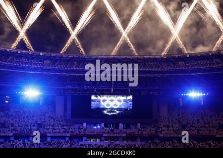 Tokio, Japan. August 2021. Während der Abschlusszeremonie der Olympischen Spiele 2020 in Tokio explodieren Feuerwerke über dem Olympiastadion. (Bild: © Rodrigo Reyes Marin/ZUMA Press Wire) Stockfoto