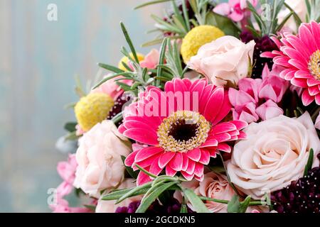 Roter und rosafarbener Strauß mit Rosen, Gerberas, Nelken und Freesias. Partydekor Stockfoto