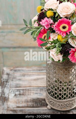 Roter und rosafarbener Strauß mit Rosen, Gerberas, Nelken und Freesias. Partydekor Stockfoto