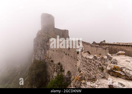 Schloss Peyrepertuse, eines der berühmten Katharschlösser in Südfrankreich, hat eine strategische Lage auf einem Gebirgskamm in der Nähe der spanischen Grenze Stockfoto