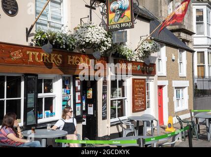 Zwei Damen, die vor dem Turks Head Pub in Penzance, Cornwall, Großbritannien, sitzen Stockfoto