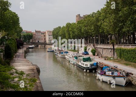 Boote auf dem Canal de la Robine im historischen Stadtzentrum von Narbonne. Stockfoto