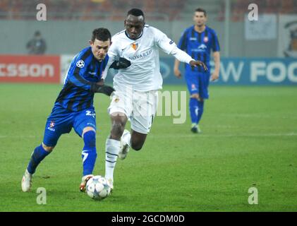 BUKAREST, RUMÄNIEN - 22. NOVEMBER 2011: Adrian Salageanu (L) aus Otelul und Jacques Zoua (R) aus Basel im Einsatz beim UEFA Champions League-Spiel der Gruppe C zwischen Otelul Galati und dem FC Basel 2011/12 in der National Arena. Stockfoto