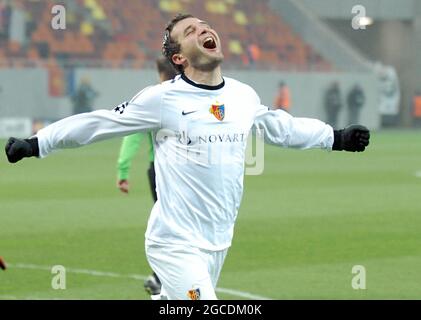 BUKAREST, RUMÄNIEN - 22. NOVEMBER 2011: Alexander frei aus Basel feiert ein Tor während des UEFA Champions League-Spiel der Gruppe C zwischen Otelul Galati und dem FC Basel 2011/12 in der National Arena. Stockfoto