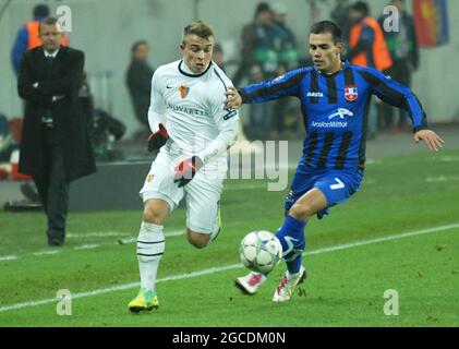 BUKAREST, RUMÄNIEN - 22. NOVEMBER 2011: Xherdan Shaqiri (L) aus Basel und Laurentiu Iorga (R) aus Otelul im Einsatz beim UEFA Champions League-Spiel der Gruppe C zwischen Otelul Galati und dem FC Basel 2011/12 in der National Arena. Stockfoto