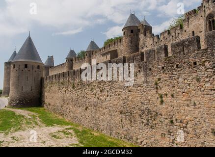 Die zwei Stadtmauern auf der östlichen Seite der mittelalterlichen Festungsstadt Carcassonne, die zum UNESCO-Weltkulturerbe gehört Stockfoto