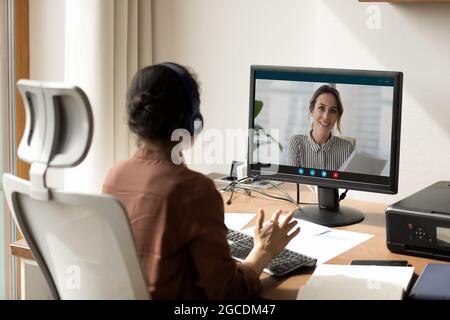 Junge Inderin spricht mit einem Kollegen in einem Videoanruf Stockfoto
