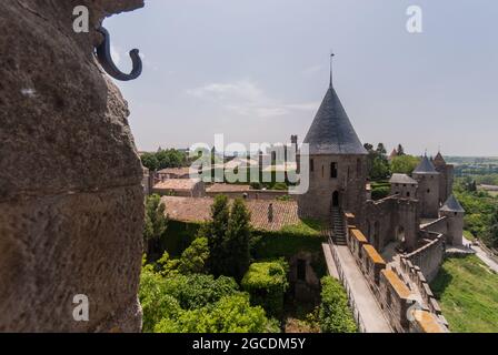 Ein Blick vom inneren Schloss in Richtung der Stadtmauern der befestigten Stadt Carcassonne Stockfoto
