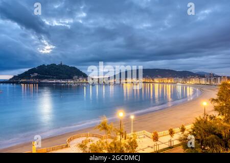 Blick auf den Strand von La Concha in San Sebastian, Spanien, bei Sonnenaufgang Stockfoto