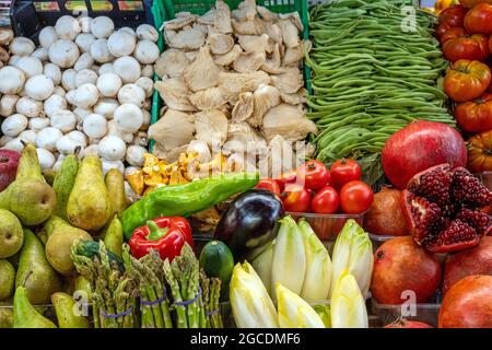 Gemüse und Obst zum Verkauf auf einem Markt Stockfoto