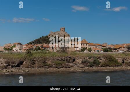 Das alte Fischerdorf Gruissan mit seiner Burgruine Tour Barberousse befindet sich an der Mittelmeerküste Südfrankreichs in der Nähe von Narbonne. Stockfoto