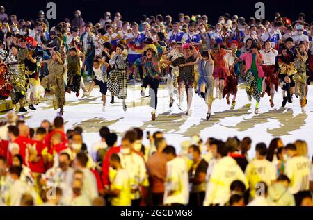 Tokio, Japan. August 2021. Künstler treten während der Abschlusszeremonie der Olympischen Spiele 2020 in Tokio, Japan, am 8. August 2021 auf. Quelle: Wang Lili/Xinhua/Alamy Live News Stockfoto