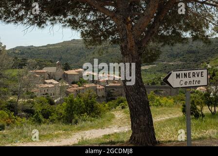 Das mittelalterliche Dorf Minerve und seine malerische Lage auf einer steilen Klippe Stockfoto