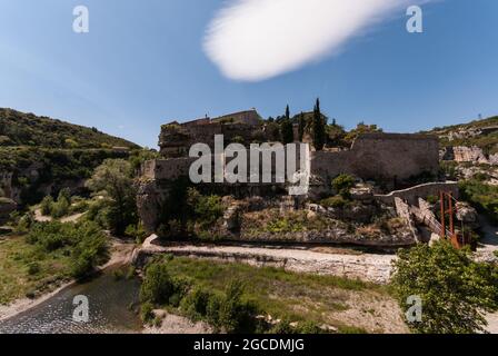 Das mittelalterliche Dorf Minerve und seine malerische Lage auf einer steilen Klippe Stockfoto