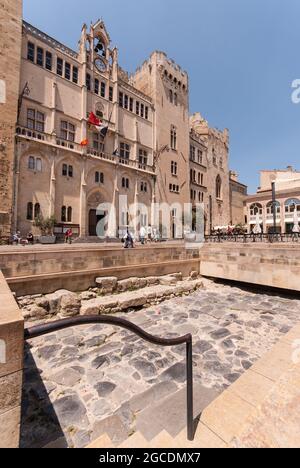 Historische Stätte: Überreste der römischen Via Domitia wurden unter dem Hauptplatz von Narbonne vor dem mittelalterlichen Rathaus und dem Bischofspalast gefunden. Stockfoto