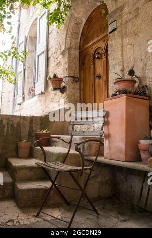 Ein südfranzösischer Moment: Ein ruhiger Ort auf einer Veranda in Pézenas Stockfoto