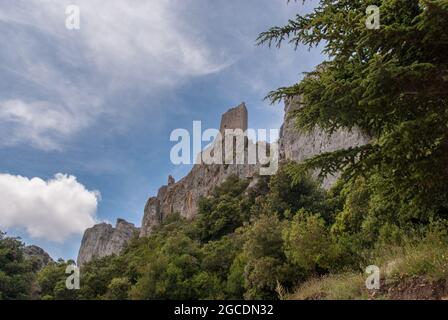 Die Burg Peyrepertuse befindet sich in strategischer und dominierender Lage auf einem hohen Hügel über dem Tal. Stockfoto