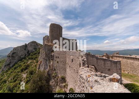 Die Burg Peyrepertuse befindet sich in strategischer und dominierender Lage auf einem hohen Hügel über dem Tal. Stockfoto