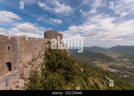 Die Burg Peyrepertuse befindet sich in strategischer und dominierender Lage auf einem hohen Hügel über dem Tal. Stockfoto