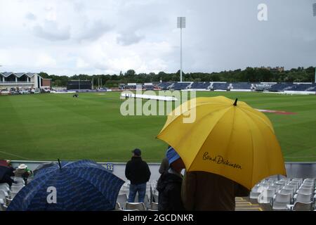 CHESTER LE STREET, GROSSBRITANNIEN. 8. AUGUST Fans mit Regenschirmen, die während des Royal London One Day Cup-Spiels zwischen dem Durham County Cricket Club und Essex am Sonntag, 8. August 2021, in Emirates Riverside, Chester le Street, gesehen wurden. (Kredit: Will Matthews | MI News) Kredit: MI News & Sport /Alamy Live News Stockfoto